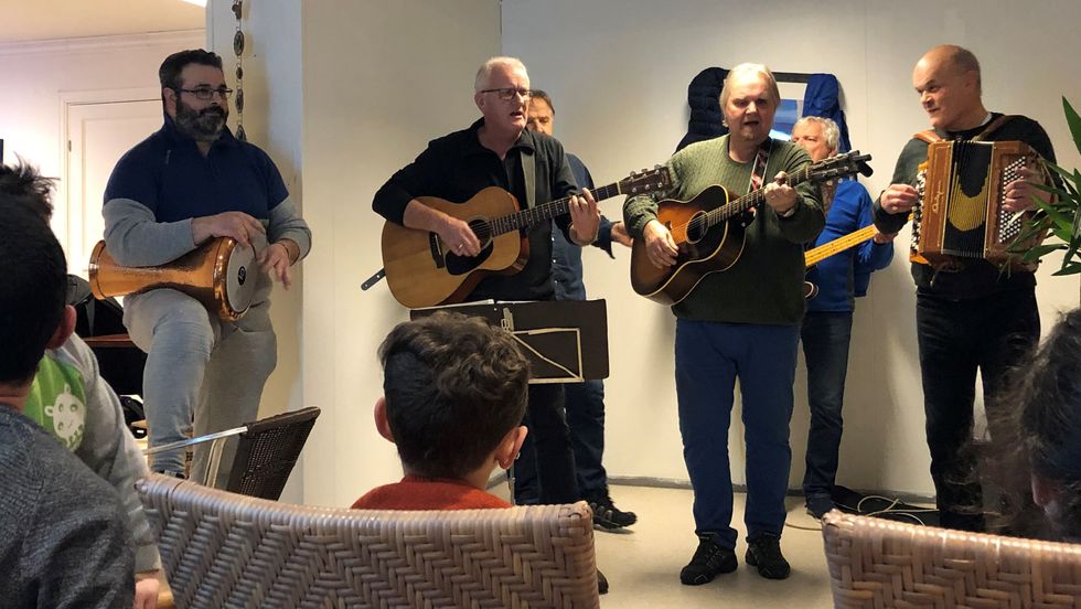 MUSIKALSK KVELD: Bandet Longhorn spelte onsdag på Møteplassen Kafé i Lærdal.