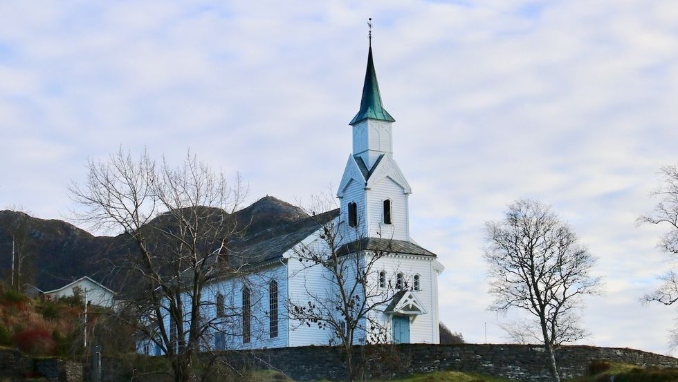 GUDSTENESTER OG ANNA: Tradisjonen tru vert det ei rekkje gudstenester i tillegg til både sport og festlegheiter i Høyanger og Gulen i romjula. Avbilda er Gulen kyrkje i Eivindvik.