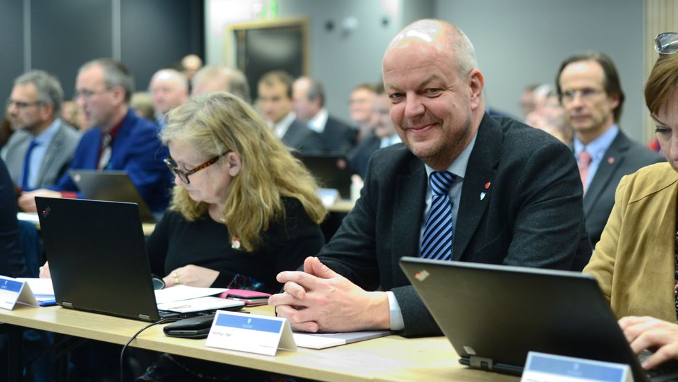 JULEHELSING: Hilmar Høl ønskjer å inngå eit veddemål med SSB om kor stor nedgangen i folketalet vil bli dei neste åra.