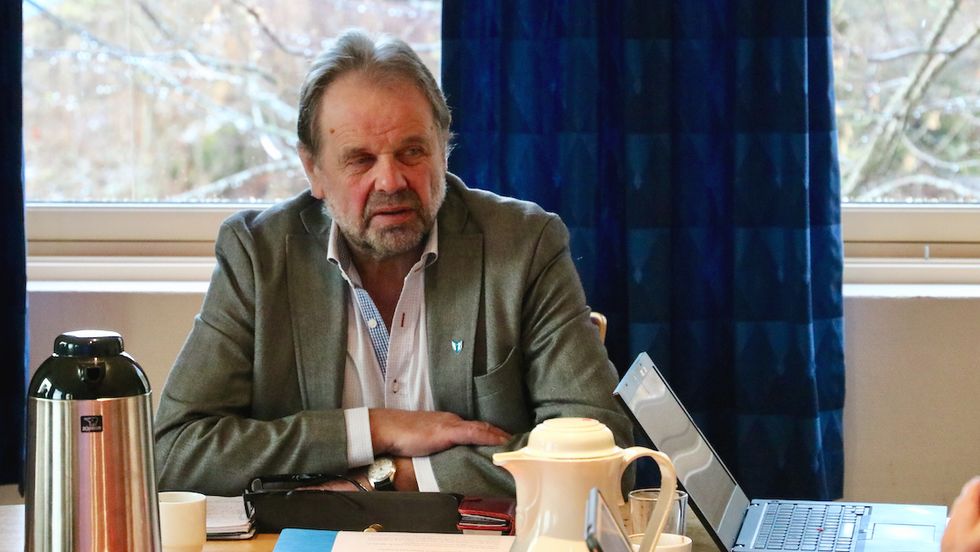 TENESTE: Ordførar i Gulen, Hallvard Oppedal (Sp) meiner det er viktig å investere i ny ambulansestasjon for å unngå at tenesta vert truga, som ein ser i blant anna Lavik no.