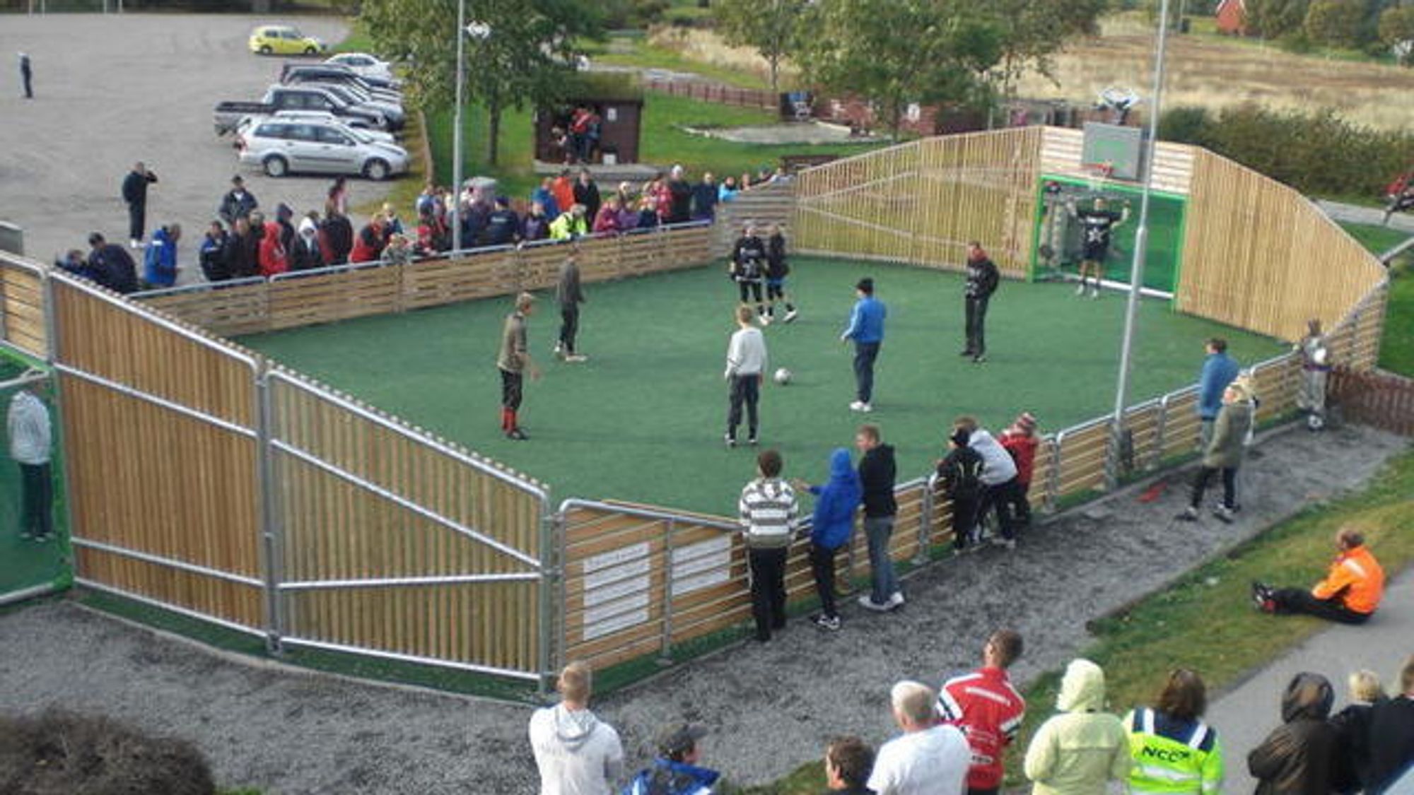 REHABILITERING: Ballbingen på Byrknesøy skal både rehabiliterast og få eit ballfangarnett.