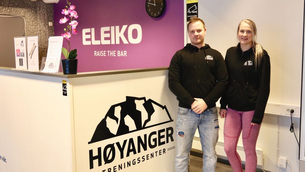 LUKKAST: Adrian Breidvik og Marita Asen satsar vidare på Høyanger treningssenter i 2020 etter eit godt oppstartsår. I 2019 starta dei både treningssenter og fekk ei dotter. Dei to trefte også kvarandre gjennom treninga, som har vore ei interesse dei begge har hatt i mange år.