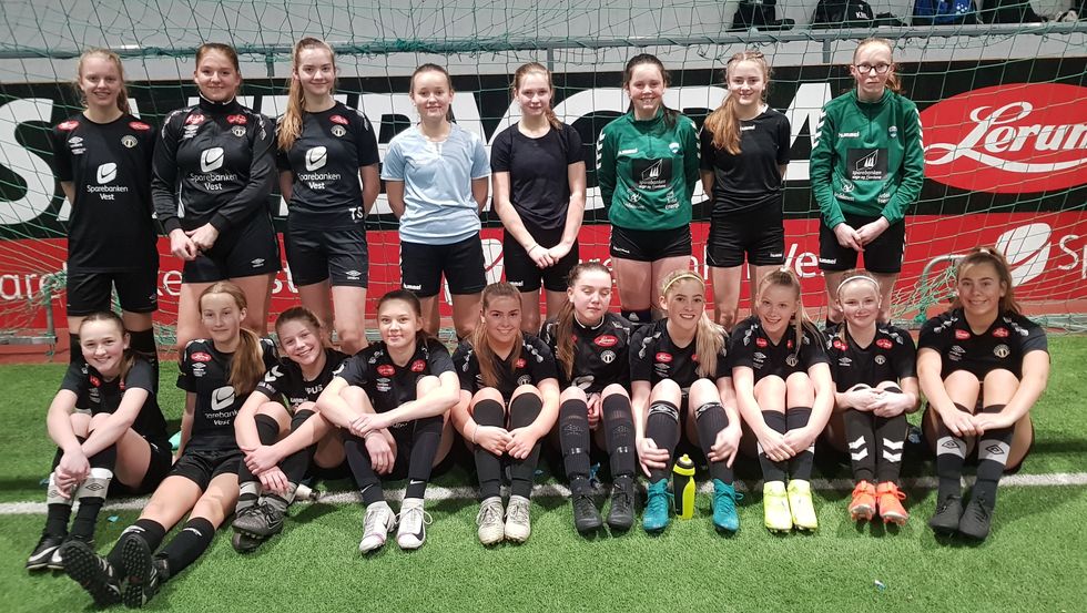 GOD STEMNING: Her ein smilande gjeng med både jotun- og sogndalsspelarar som har hatt si første felles trening.