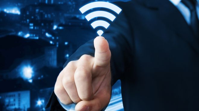 Person som peker på et Wifi-ikon.