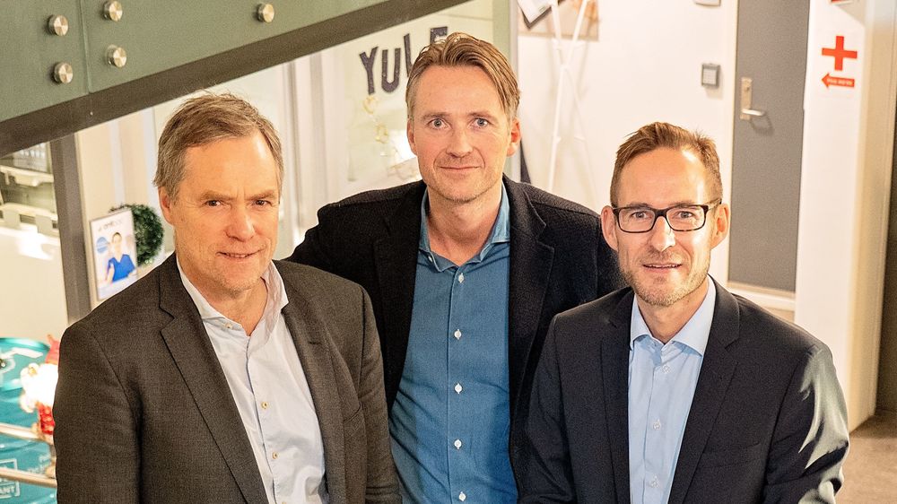 Fra venstre: Gunnar Nordseth (tidligere CEO), Johan Tjärnberg, styreformann, og Asger Hattel, ny CEO i Signicat.