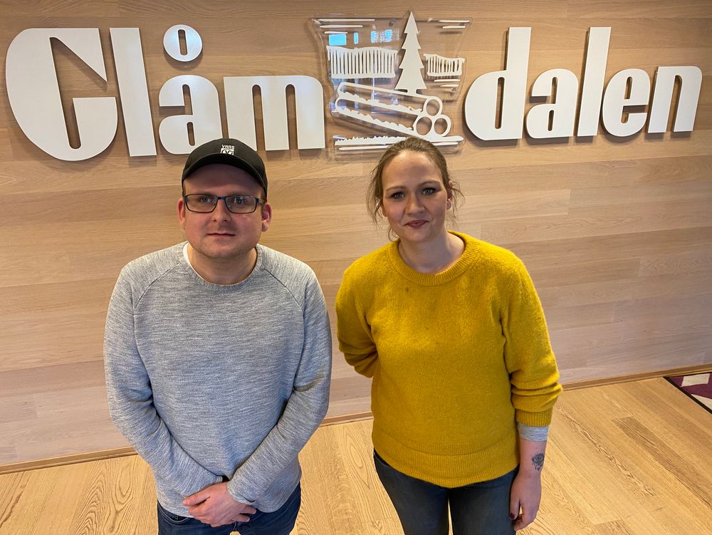 Martin Gramnæs (32) og Mathilde Lea (34) er ansatt som henholdsvis frontsjef og digital journalist i Glåmdalen.
