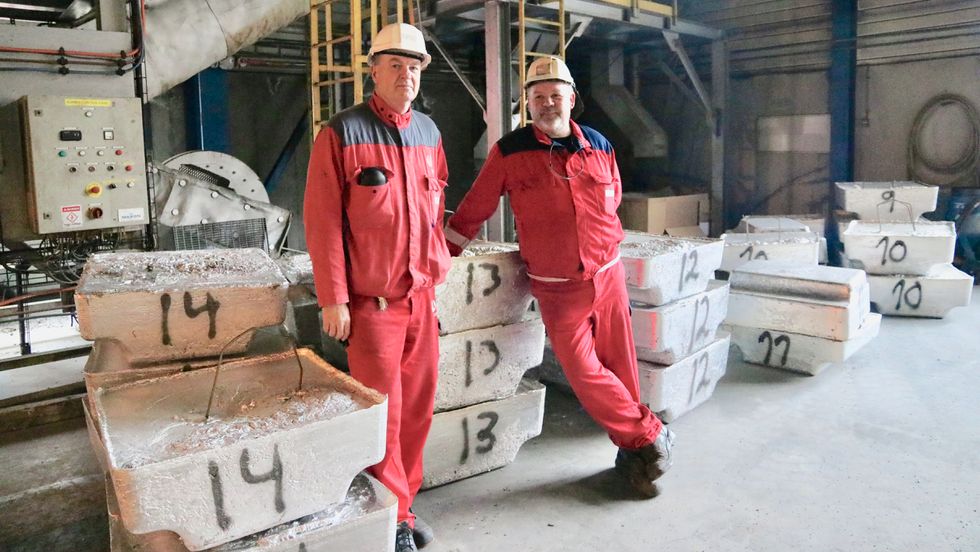 NØGDE: Dag Nestegjerde (t.v.) og Rune Skår (t.h.) ved noko av aluminiumen dei har henta ut frå botkaker og «kjellarmetall». Dei er nøgde med at pilotprosjektet har gått slik dei håpa på.