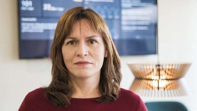 Kristen Rydne, advokat i NITO, portrett på kontoret i dagslys.