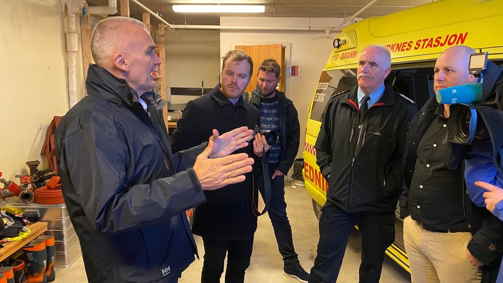 BESØK: Direktoratet for samfunnssikkerheit (DSB) og beredskap vitja torsdag Gulen. Her er avdelingsdirektør Sigurd Heier (t.v.) på Byrknes brannstasjon. Heilt til høgre står brannmeister ved stasjonen Trond Ove Høie og ved sidan av brannsjef i Gulen og Masfjorden, Sigvald Kvinge.