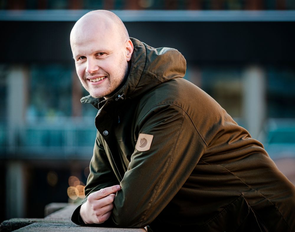 Simen Aker Grimsrud er ansatt som journalist og redaksjonssekretær i Fontene