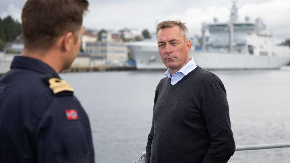 Forsvarsminister Frank Bakke-Jensen (H) har fagbrev i serviceelektronikk for skipsflåten og har jobbet i ti år med service for fiskeflåten i Båtsfjord. Her på besøk hos minerydderen KNM Rauma og skvadronsjef Stian Berge.