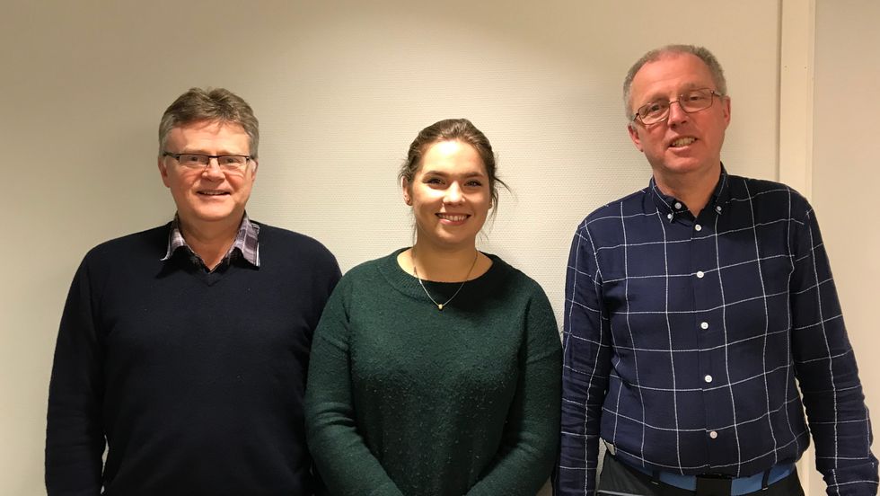 NY PSYKOLOG: Mads Rekve (t.v) er tilsett som kommunepsykolog for Årdal, Lærdal og Aurland. Her med Malin Partenyi, dagleg leiar ved Sogn lokalmedisinske senter, og kommuneoverlege Frode Myklebust.
