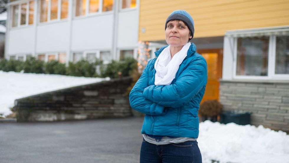 FLEIRE HENDER: Nina Kristine Holen meiner det trengst fleire hender i eldreomsorga, ikkje berre i Luster, men i heile landet. Sjukepleiarane slit seg ut, og dei eldre får ikkje omsorga dei fortener, meiner ho.