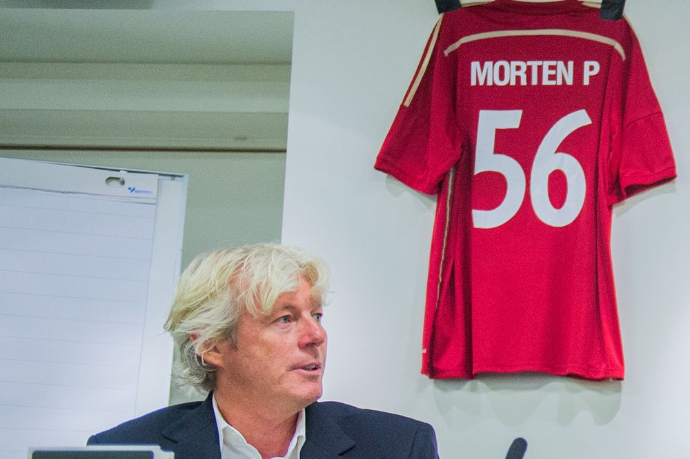 Morten Pedersen, og medforfattarar, presenterte boka VM i fotball 2014 på ein pressekonferanse i 2014.