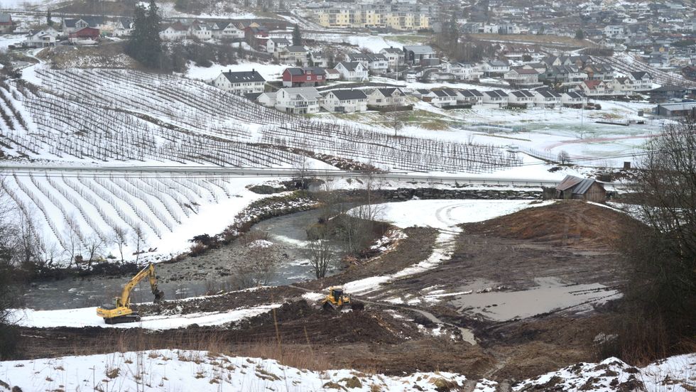 LEGG GRUNNLAGET: Anleggsmaskinene er i sving på Skjeldestad i Sogndal, der det blir laga ein handelspark for arealkrevjande butikkar.