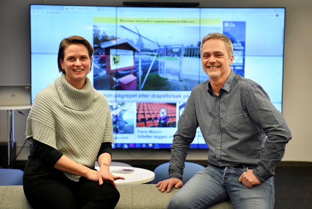 Hamar Arbeiderblads utviklingsredaktør Anne Ekornholmen (til venstre) og sjefredaktør Carsten Bleness er glade for at den nye nettavisen nå endelig er på plass.
