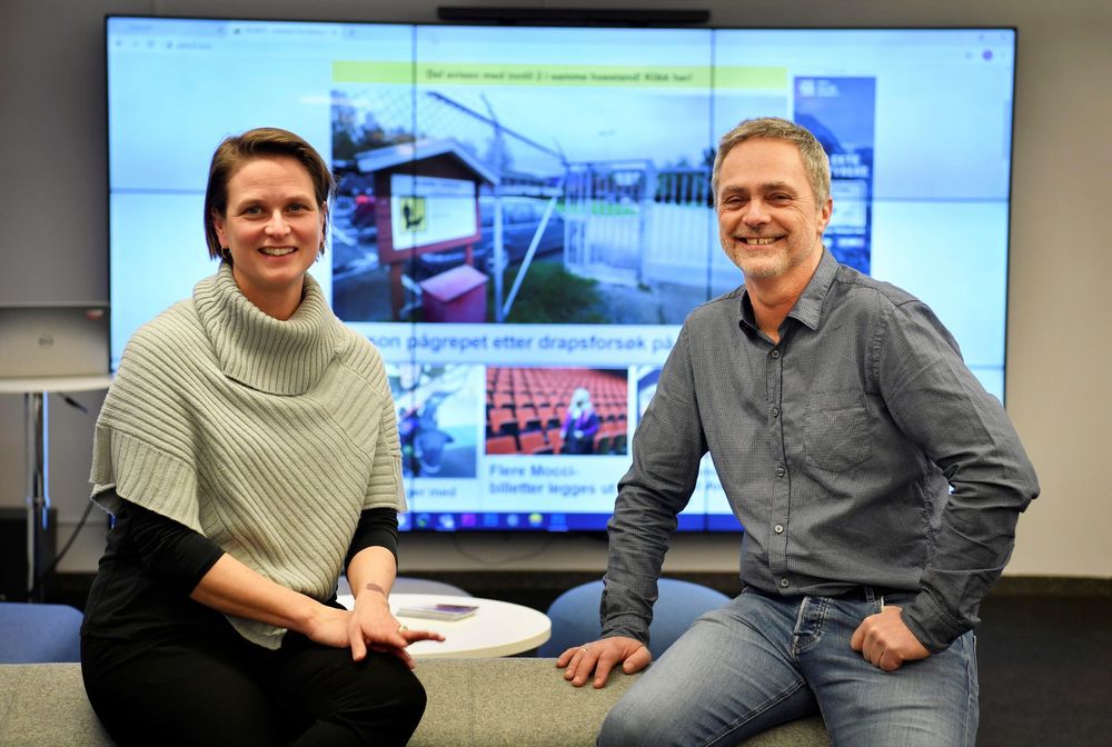 Hamar Arbeiderblads utviklingsredaktør Anne Ekornholmen (til venstre) og sjefredaktør Carsten Bleness er glade for at den nye nettavisen nå endelig er på plass.