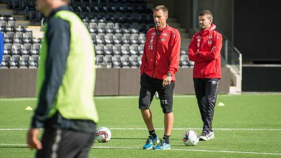 SLUTT: Terje Skjeldestad (i midten) blir utviklingssjef i Sogndal Fotball, etter å ha vore involvert med A-laget som spelar og trenar dei siste 25 åra.