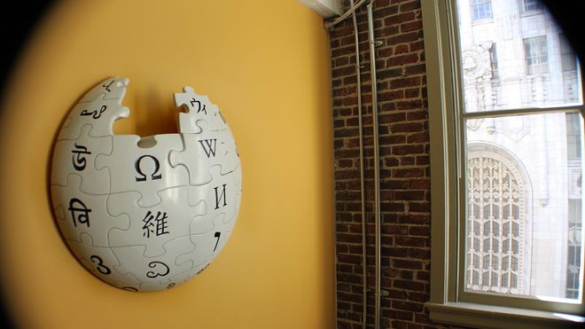 Wikipedia-logo på veggen til Wikimedia Foundation i San Francisco.