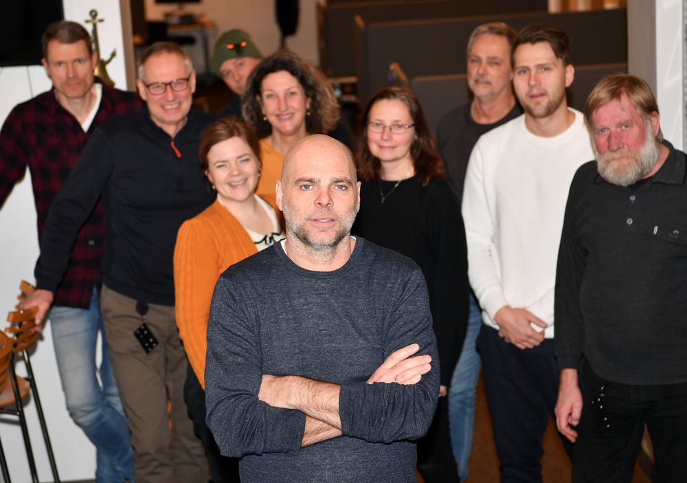 Nyhetsredaktør John Arne Holmlund er konstituert som sjefredaktør i Hamar Arbeiderblad. I bakgrunnen fra venstre, Olav Bang Imsgaard, Henning Holter Christensen, Silje Josten Lien, Remi Laakso, Anne Bergsengene, Eli J. Haugen, sittende sjefredaktør Carsten Bleness, Anders Dalen og Lars Lillemork.