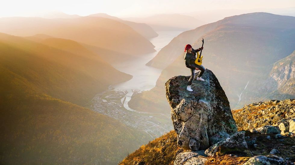 FARGERIKE TONAR: Slik såg det ut då Vemund Osland tok med seg gitaren til Torsteinen i Lærdal ein haustdag i fjor. Det måtte ein tur til før fotografen vart nøgd.