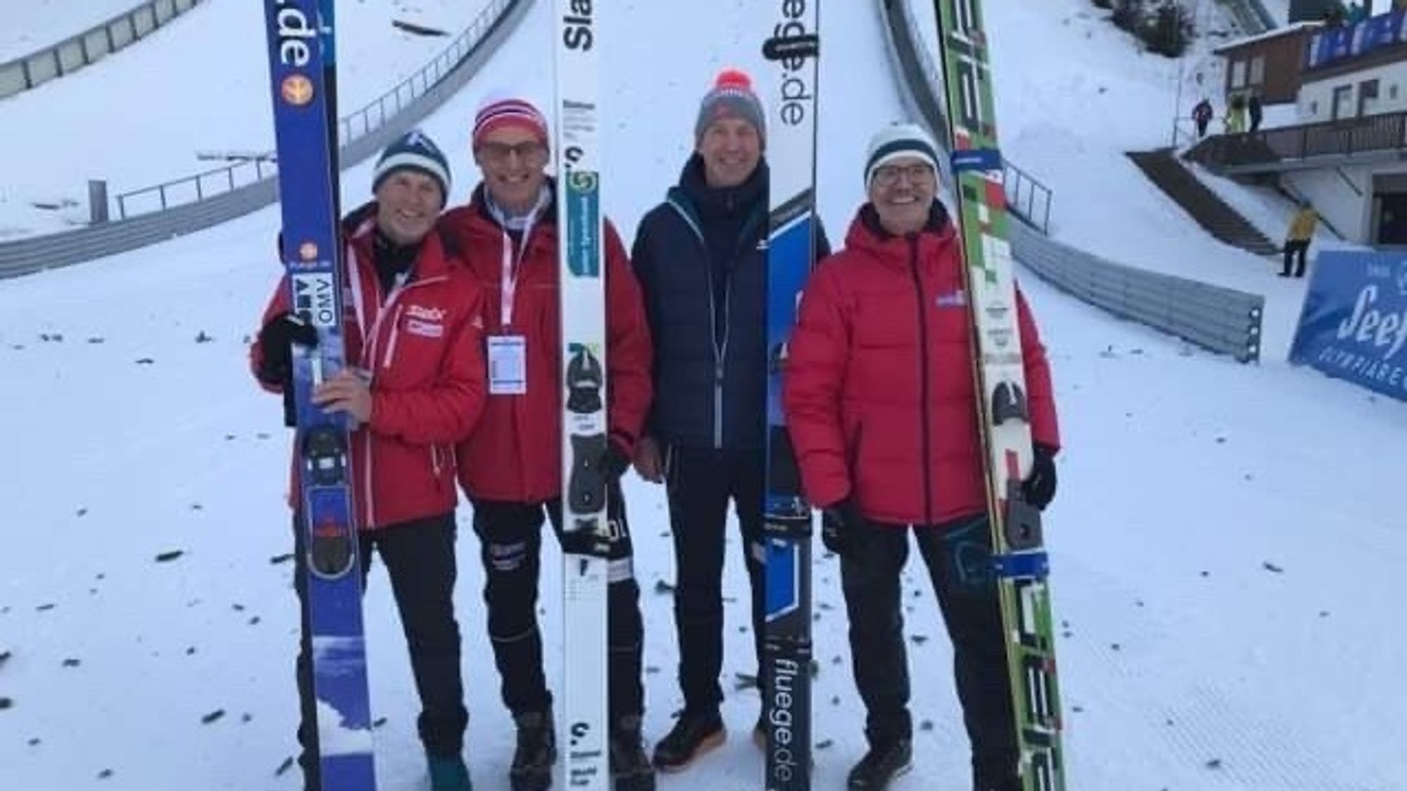 NØGDE HOPPARAR: (Frå venstre) Nils Olav Kongsvik (Førde), Jon Ove Lomheim, Ove Fredheim og Odd Thommassen (Øverbygd i Troms). Alle sogningane kunne reisa heim med medaljar.