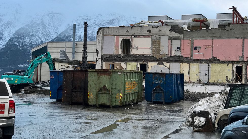PLUKKA I BITAR: Rivinga av syltetøyfabrikken på kaia i Sogndal er godt i gang.