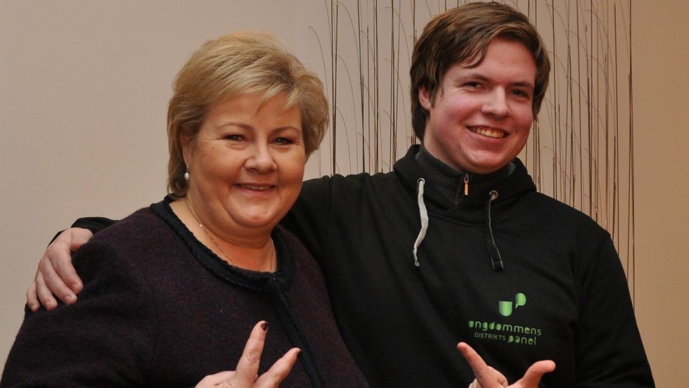 UNGDOMMELEG TONE: Statsminister Erna Solberg og SV-politikar Hans Christian Knudsen frå Sogndal såg ut til å finna tonen.
