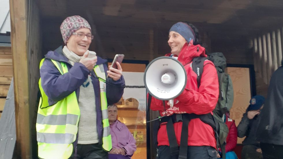 Anita Oppedal og Linda Hantveit snakka for forsamlinga som tok seg turen til dagsturhytta laurdag. Målet var å gjere fleire medviten på naturen ein har rundt seg.
