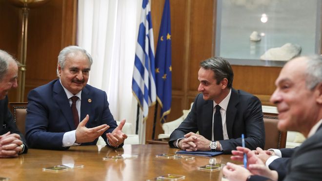 Det tyrkiske hackerangrepet settes i forbindelse med at Hellas' statsminister Kyriakos Mitsotakis (i midten) tok imot den libyske opprørsgeneralen Khalifa Haftar i Aten fredag.