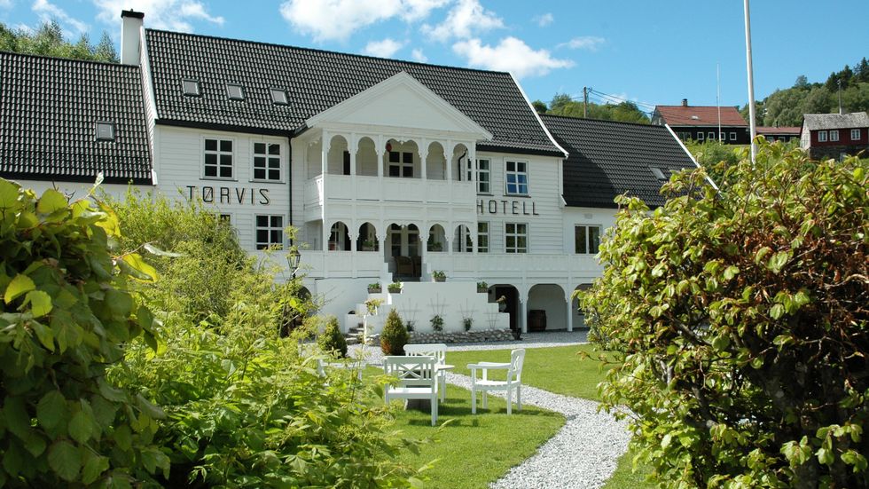 ETTERTRAKTA: Tørvis hotell er lagt ut for tvangssal. To bodgivarar kjempar om å få kjøpa det.