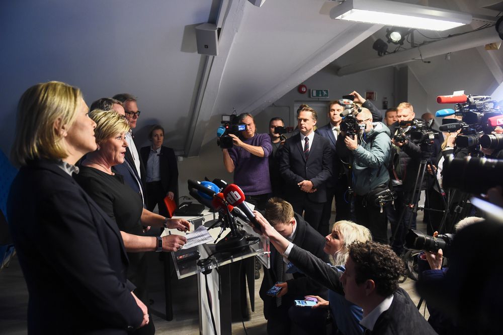 Frps nestleder Sylvi Listhaug (fra venstre), leder Siv Jensen, nestleder Terje Søviknes og parlamentarisk leder Hans Andreas Limi holdt pressekonferanse foran et samlet pressekorps mandag.