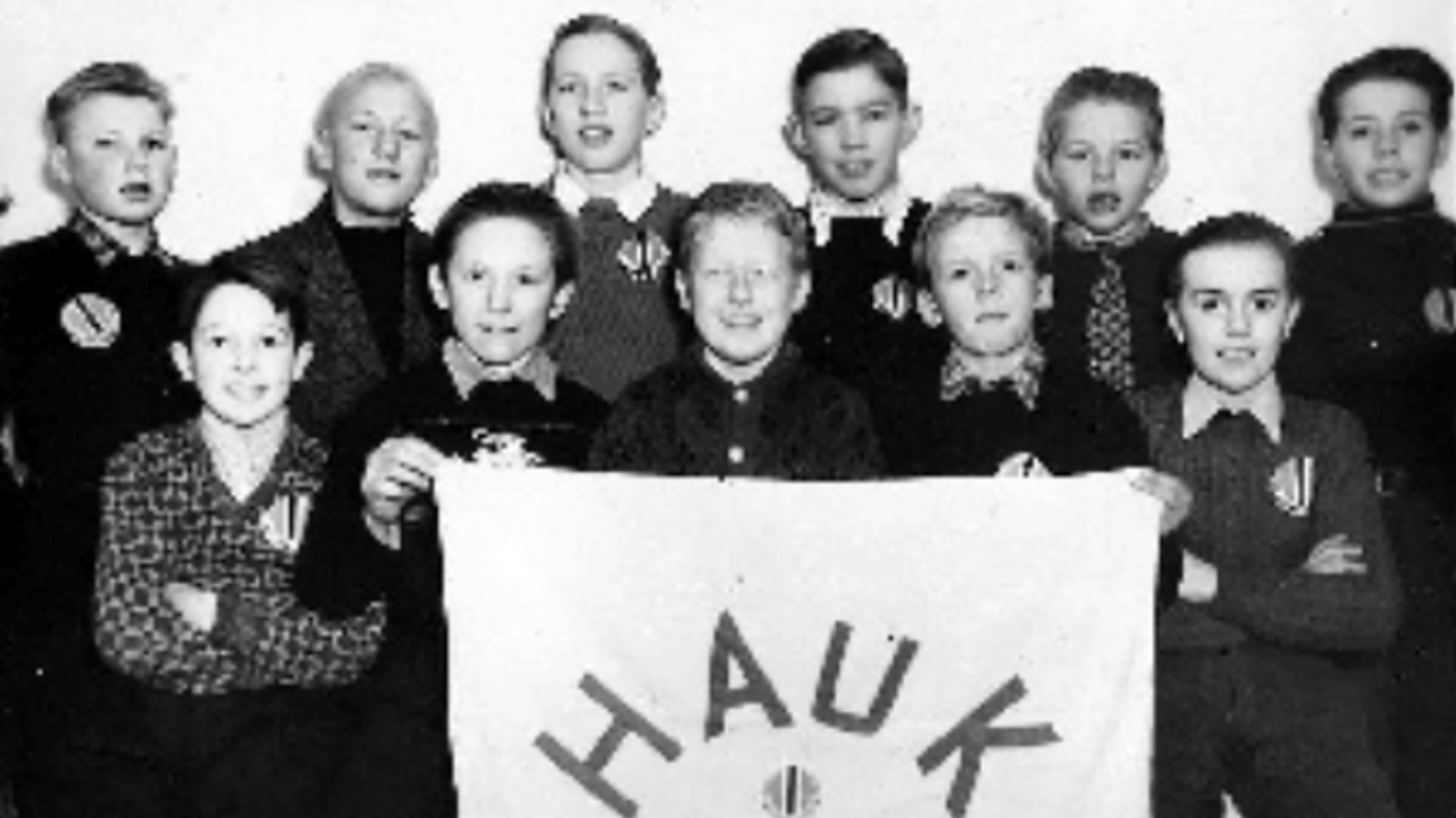 HAUK: Frå venstre bak står Tomas Vee, Anders Midtgard, Jens Offerdal, Anders Hestetun, Arvid Hestetun, Oddvar H. Øren. Frå venstre framme sit Birger Haug, Alf Moen, Tomas Holsæter, Gudmund Hestetun og Per Bjørn Hjelmås.