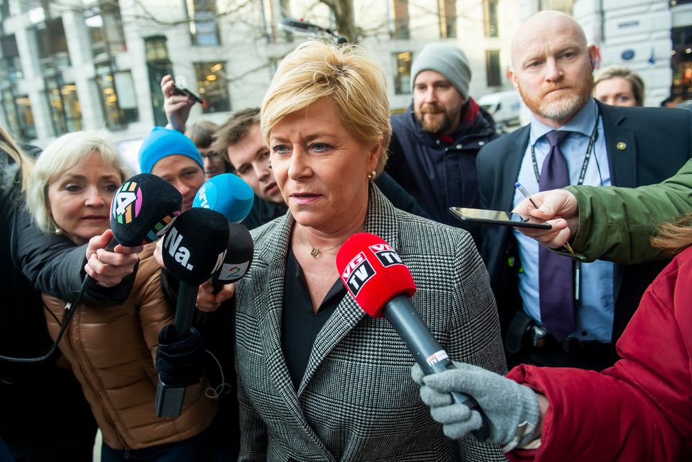 Frp-leder Siv Jensen måtte svare et fulltallig pressekorps på vei til sin egen pressekonferanse i partiets lokaler i Oslo mandag.
Foto: Fredrik Varfjell / NTB scanpix