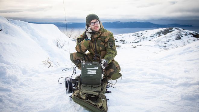 Bruk av kortbølgeradio under en sambandsøvelse i Trøndelag i regi av Cyberforsvarets våpenskole, november 2019.