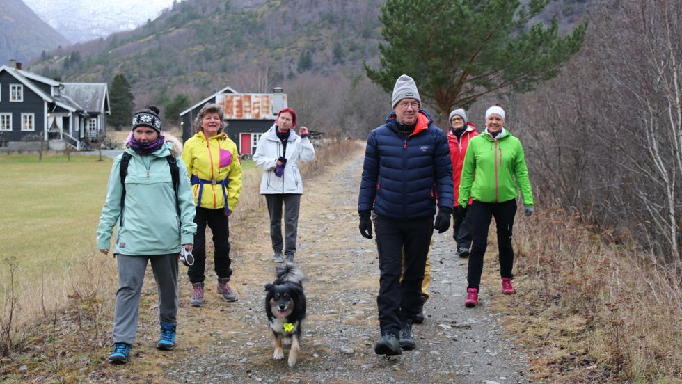 STØ KURS: Heile gjengen i stø kurs nedover elvebredden i Lærdal. Arne Johnsen i front.