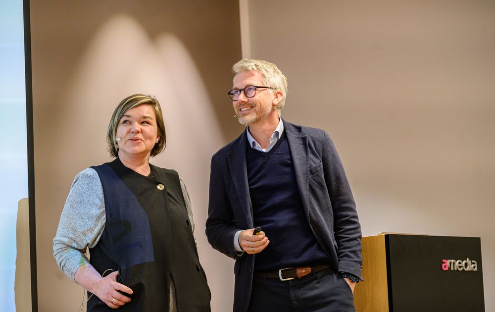 TV 2-sjef Olav T. Sandnes - her sammen med klubbleder Henrikke Helland.