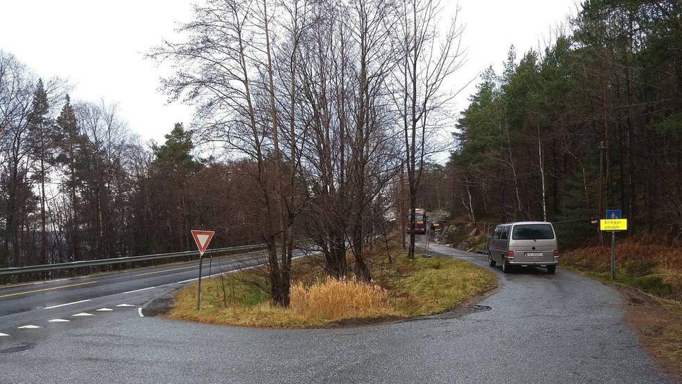 STENGT: Gangvegen frå austre delar av Lavik til sentrum har vore stengt sidan 26. november på grunn av at det vert lagt ned ein vassleidning.