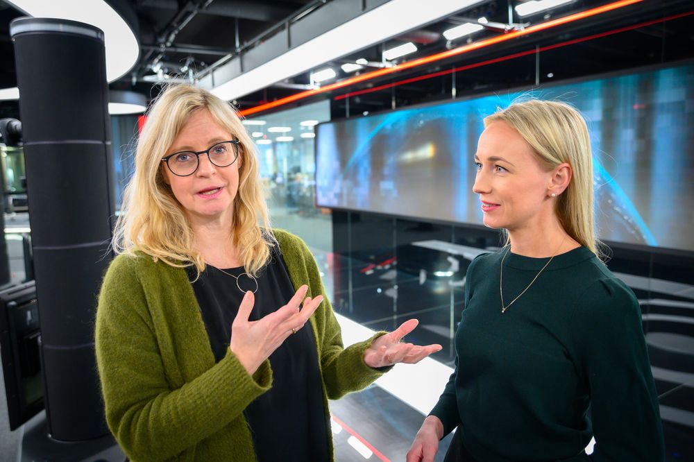 Nyhetsredaktør Karianne Solbrække og programleder Linn Wiik i TV 2.