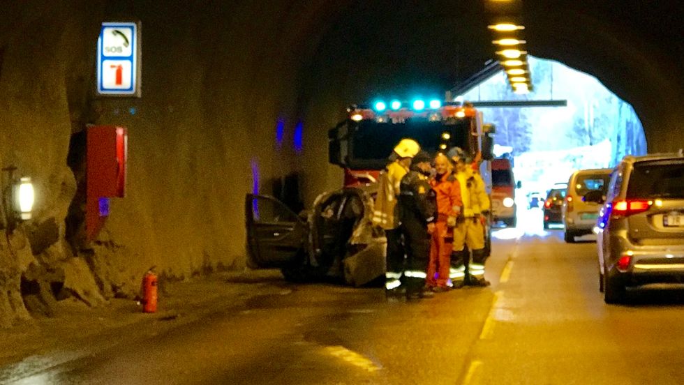 ENGLEVAKT: I minst 144 kilometer i timen enda bilturen i fjellveggen. No må føraren sona i fengsel etter råkøyringa.