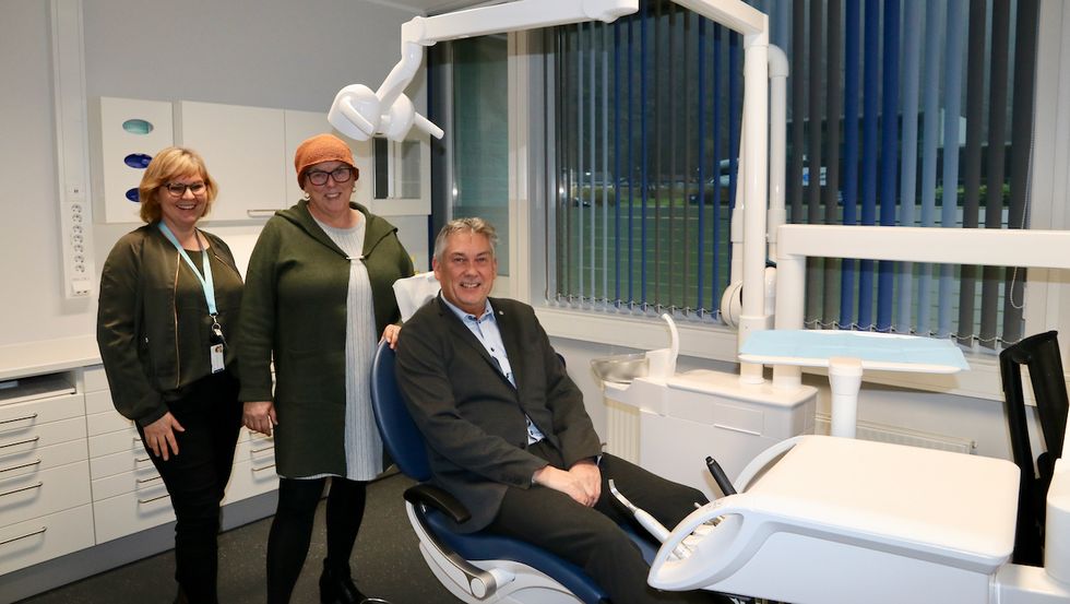TEST: Ordførar Petter Sortland (Ap) var nøgd med å få prøvesitje i ein av dei nye stolane på tannklinikken. Til venstre står klinikkleiar Hildegunn Norevik Løland og i midten direktør for tannhelse i fylkeskommunen, Clara Øberg.