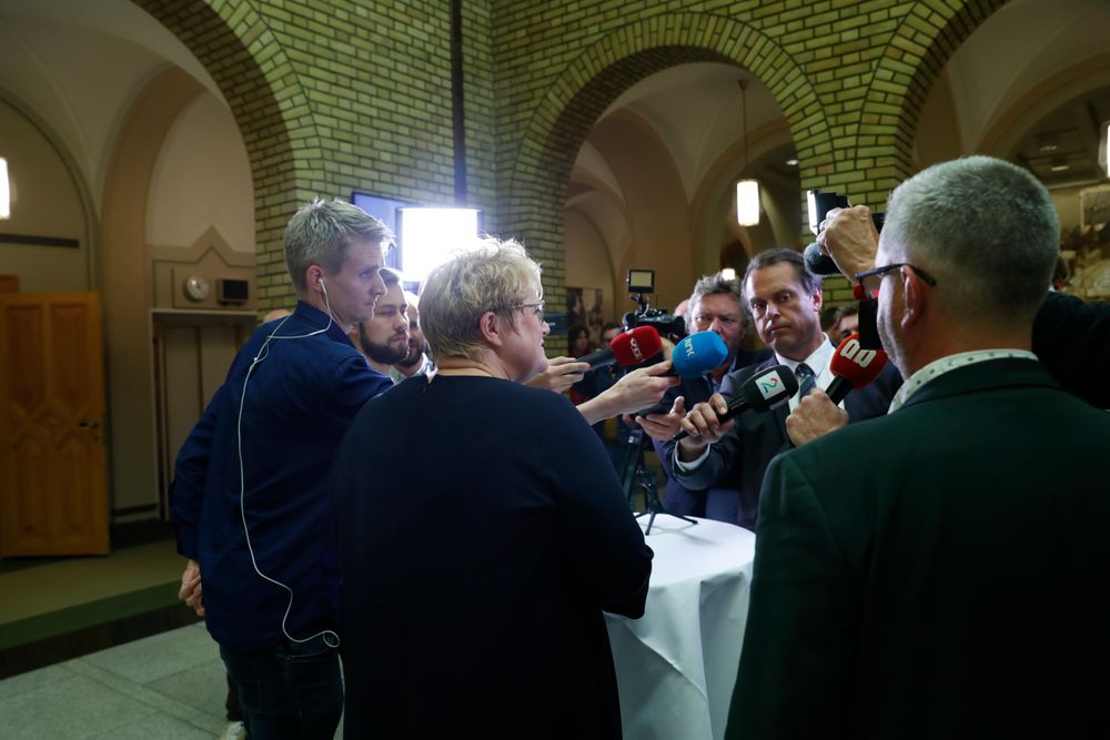 Kulturminister Trine Skei Grande (V) på pressekonferanse i vandrehallen i Stortinget i haust.