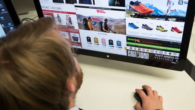Illustrasjonsbilde av mann som surfer på nettbutikker.