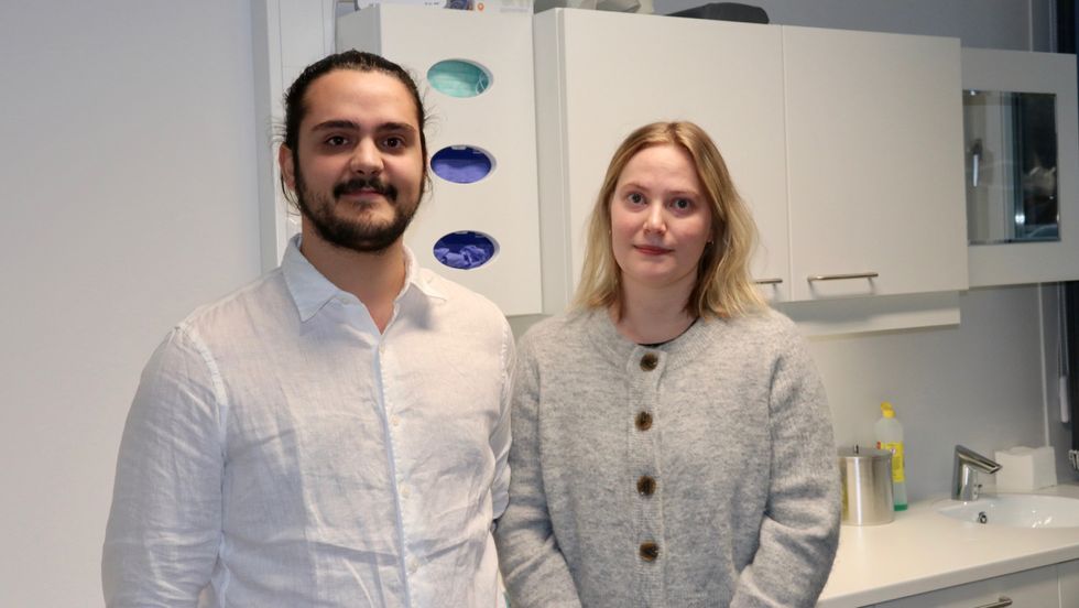 FERSKE: Adria Mirabet Bonnet og Katrine Roska Nymoen vart tilsette som tannlegar ved tannklinikken i Høyanger 1. mai, og får no arbeide i den oppgraderte tannklinikken i bygda etter å ha vore på Sande og i Balestrand sidan dei starta.