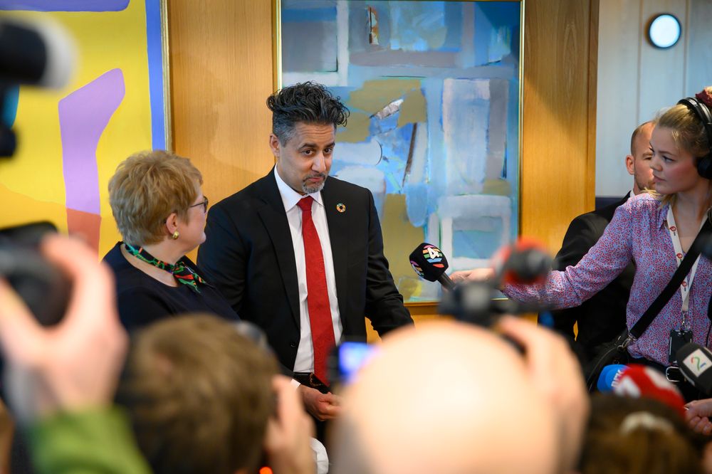 Avtroppende kulturminister Trine Skei Grande (V) og påtroppende kulturminister Abid Q. Raja (V) under nøkkeloverrekkelsen 24. januar 2020.