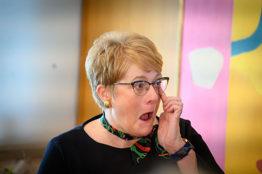 Avtroppende kulturminister Trine Skei Grande (V) under nøkkeloverrekkelsen med Abid Q. Raja 24. januar.