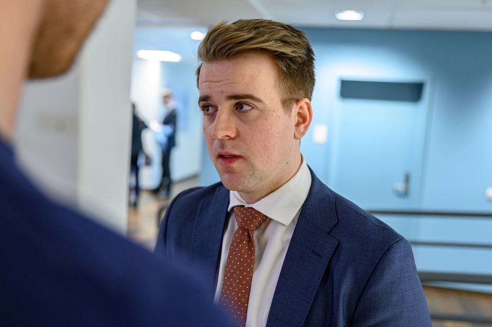 Mathias Fischer snakkar med pressa på sin første dag som statssekretær i Klima- og miljødepartementet.