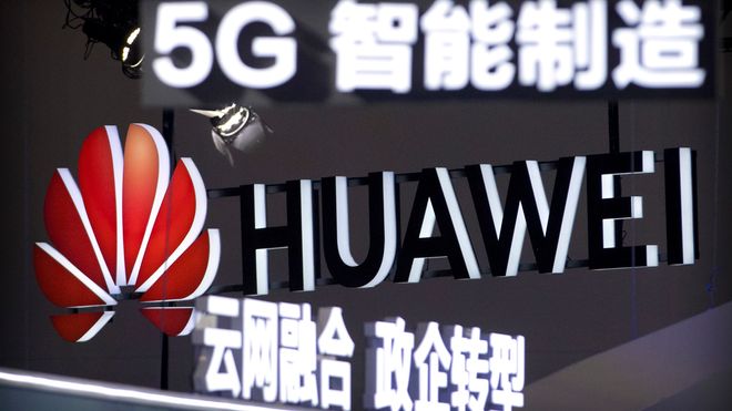 Skilt på kinesisk, med Huawei-logo og 5G.