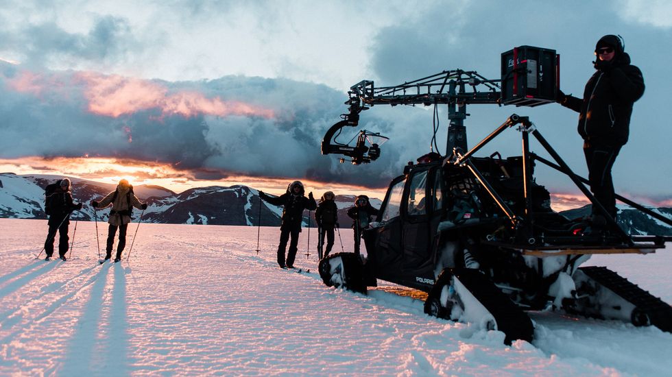 ISBRE: Falkeblikk tok med seg folk opp på breen for å filme til den nye filmen som kjem på Norsk Bremuseum.