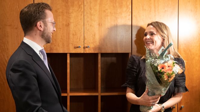 Nikolai Astrup overrekker nøkkelen til ny distrikts- og digitaliseringsminister Linda Hofstad Helleland.